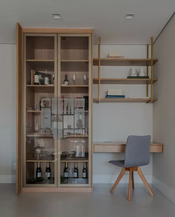 Home office na sala de estar: 4 boas ideias que combinam praticidade e estilo para o trabalho remoto