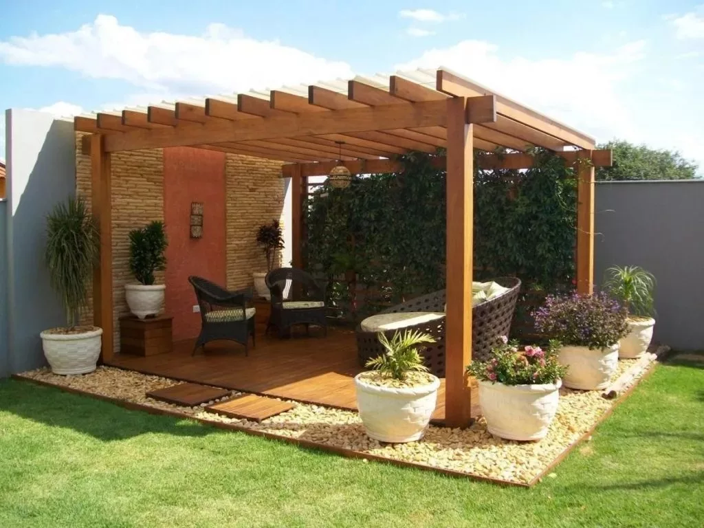 Como criar um jardim com pergolado que parece ter saído de uma revista