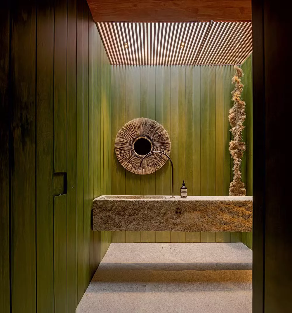 Arquitetura que toca o chão com leveza: casa em Paraty parece flutuar entre árvores