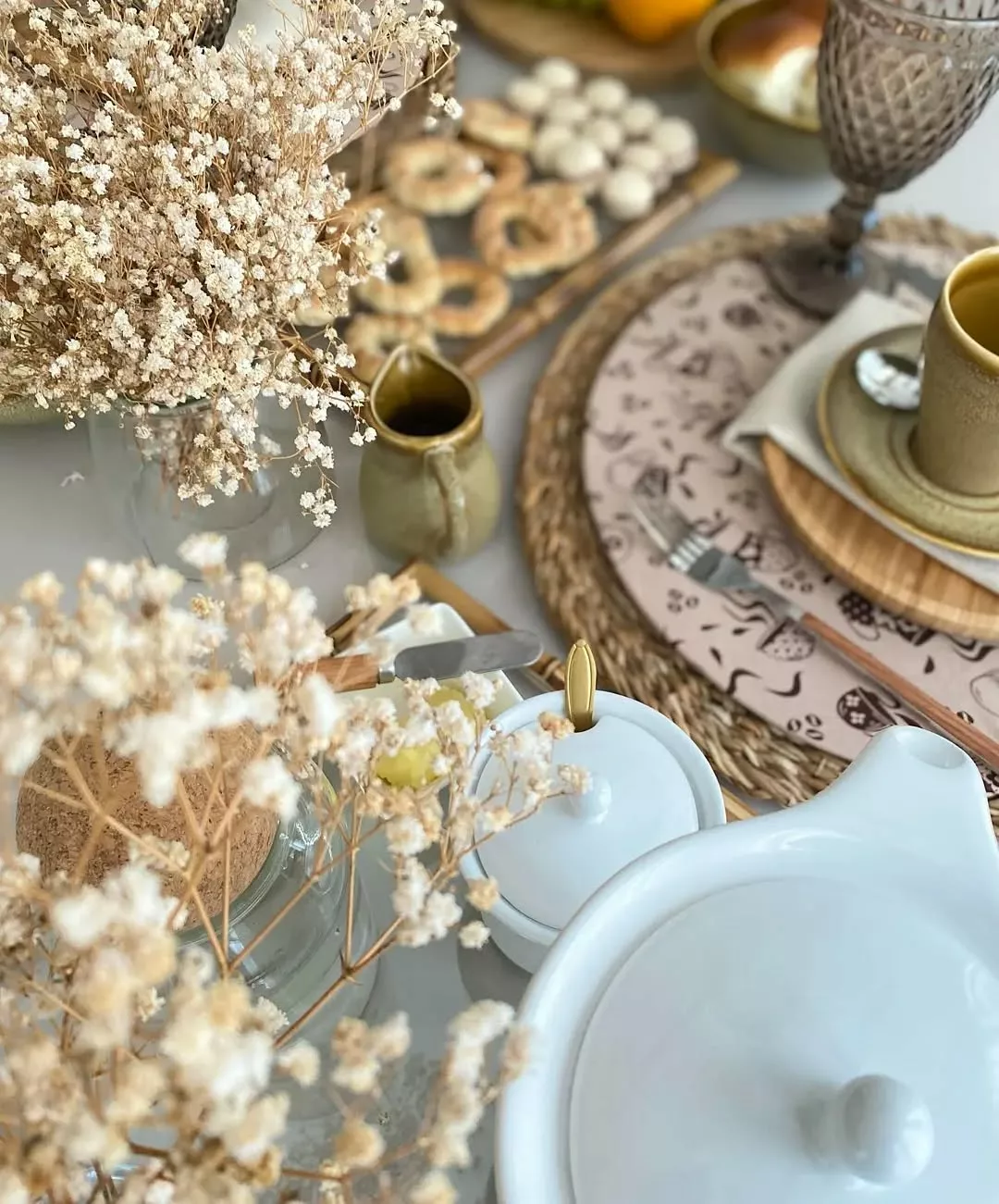 Como montar uma mesa de café da manhã de domingo em estilo rústico chic