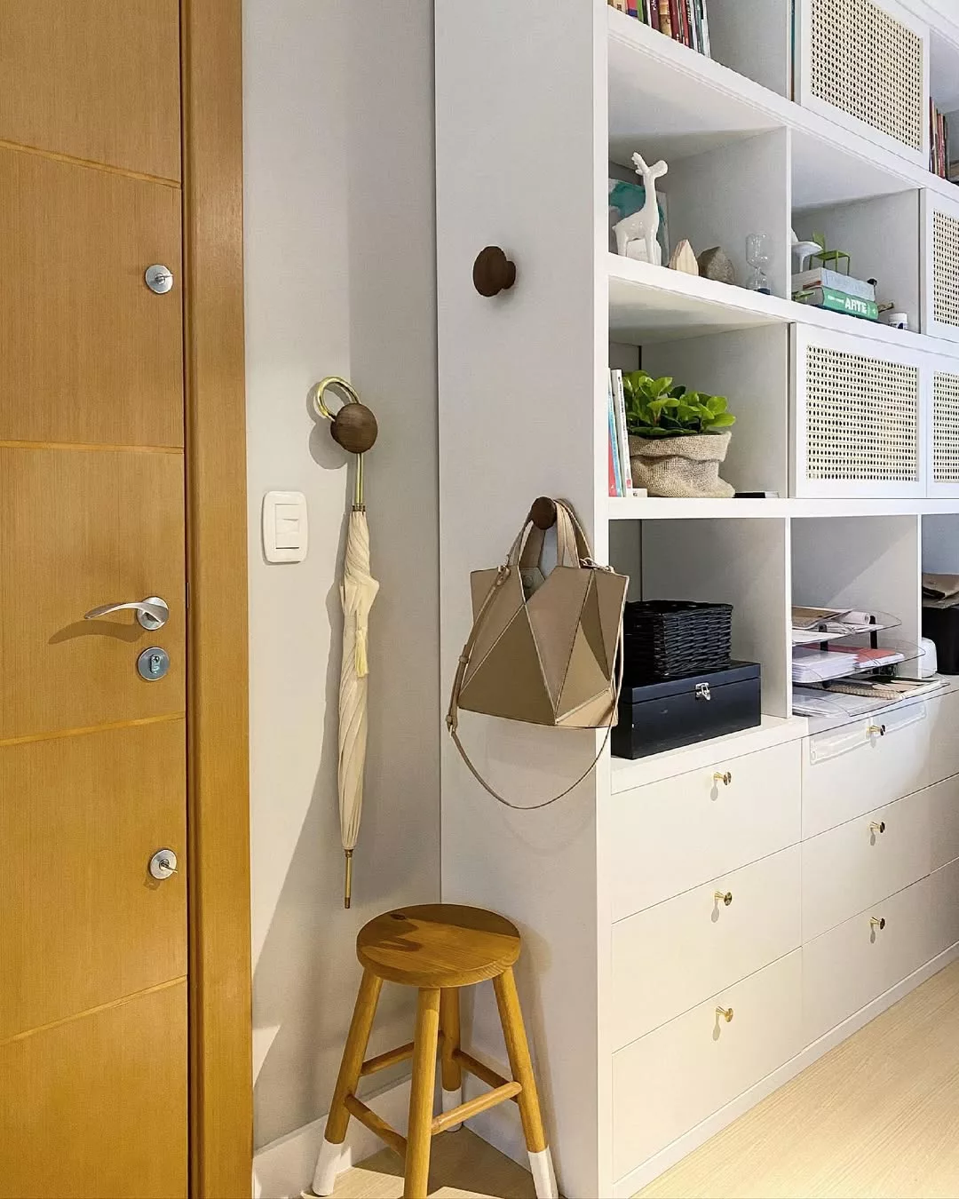 Mini hall de entrada decorado: soluções para espaços pequenos com personalidade