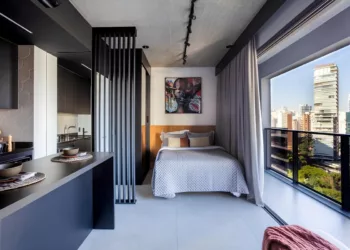 Neste projeto assinado pelas arquitetas Natália de Souza e Jociane Mendes, o morador pediu que esse studio de 35m² fosse desenvolvido por inteiro, dos revestimentos ao mobiliário, passando pela decoração e o enxoval | Projeto: ResiliArt Arquitetura | Foto: Kelly Queiroz