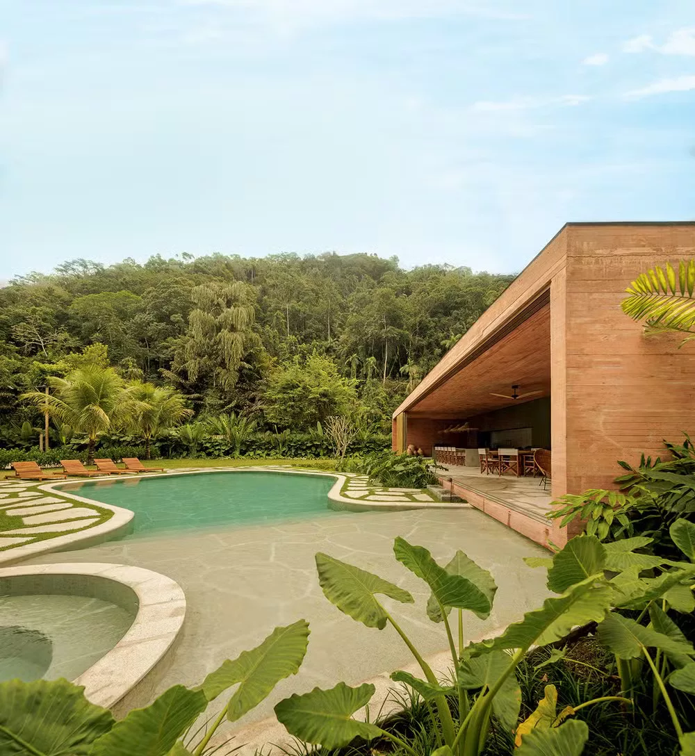 Arquitetura que toca o chão com leveza: casa em Paraty parece flutuar entre árvores