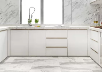 Qual o melhor piso para cozinha? Ideias que aliam charme e praticidade