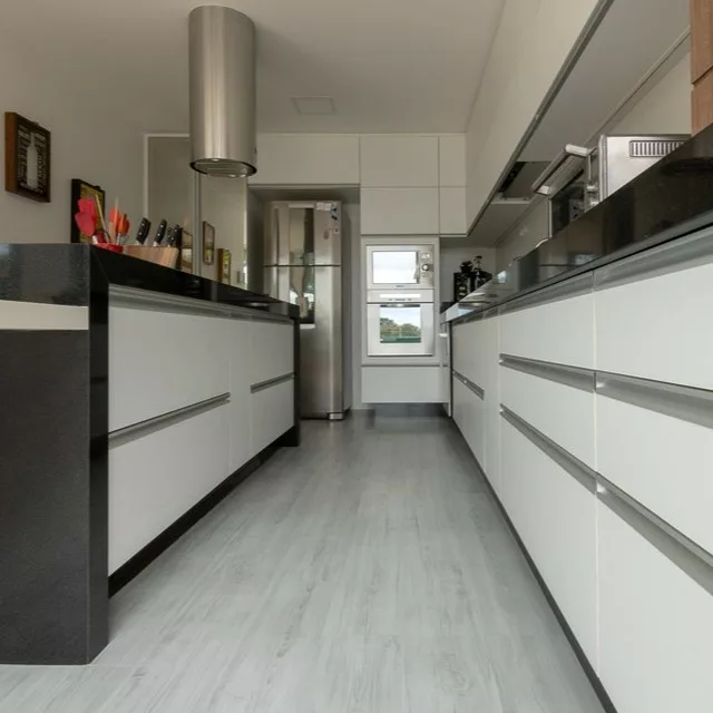 Qual o melhor piso para cozinha? Ideias que aliam charme e praticidade