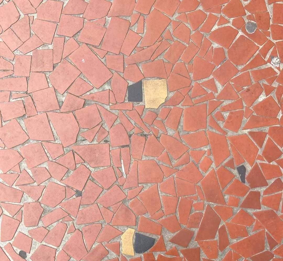 Como o piso de caquinhos, feito com sobras de cerâmica, virou tendência atemporal na arquitetura