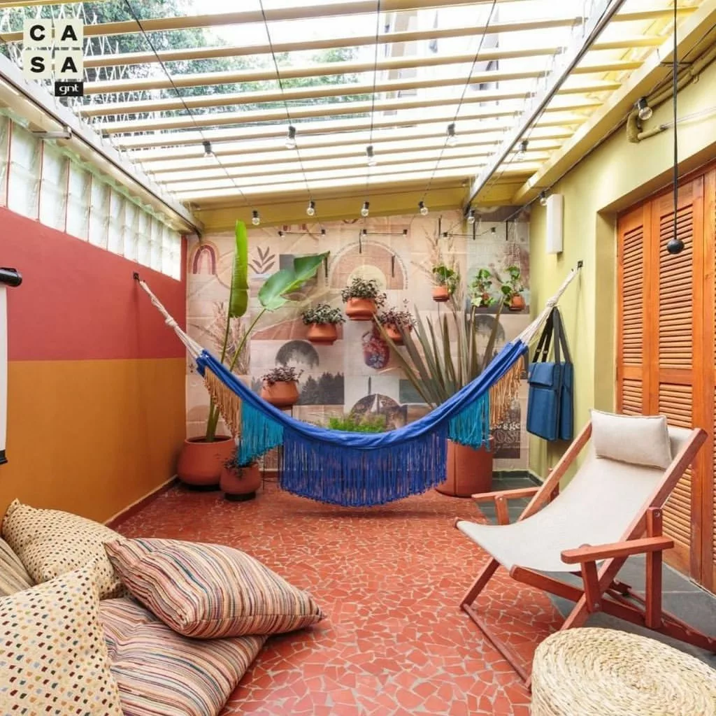 Como o piso de caquinhos, feito com sobras de cerâmica, virou tendência atemporal na arquitetura