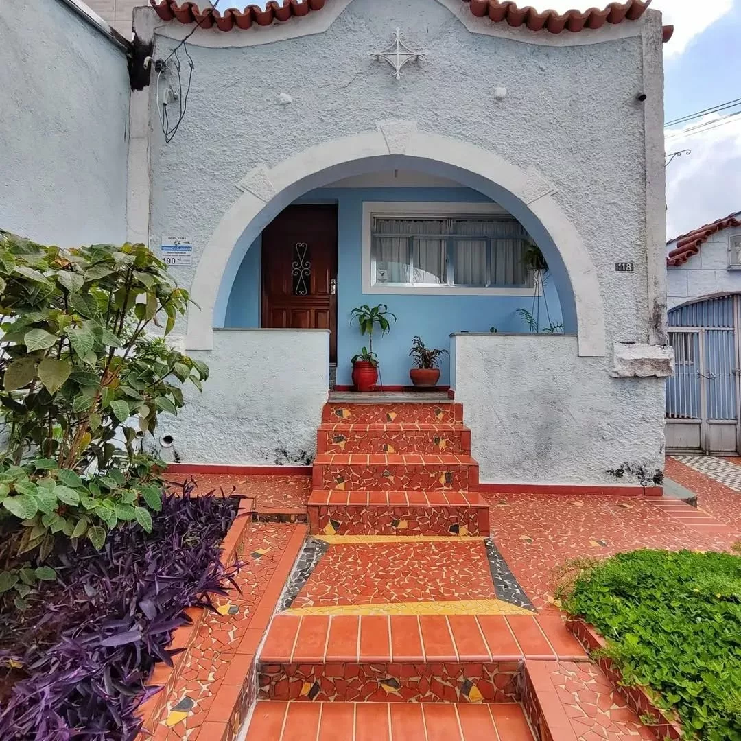Como o piso de caquinhos, feito com sobras de cerâmica, virou tendência atemporal na arquitetura