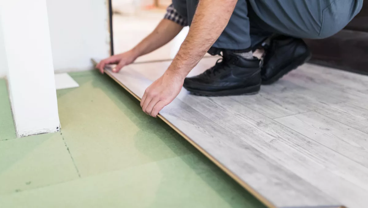 Piso laminado: vantagens e riscos antes de escolher para sala ou cozinha