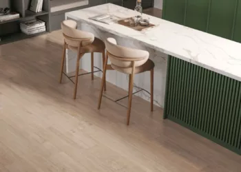 Com aplicação em juntas de 1mm, a Série Campestre é novidade da Incepa em 2025. Em duas opções, o porcelanato entrega um visual uniforme com acabamentos que permitem instalação em áreas molháveis, como cozinhas | Imagem: Divulgação / Incepa