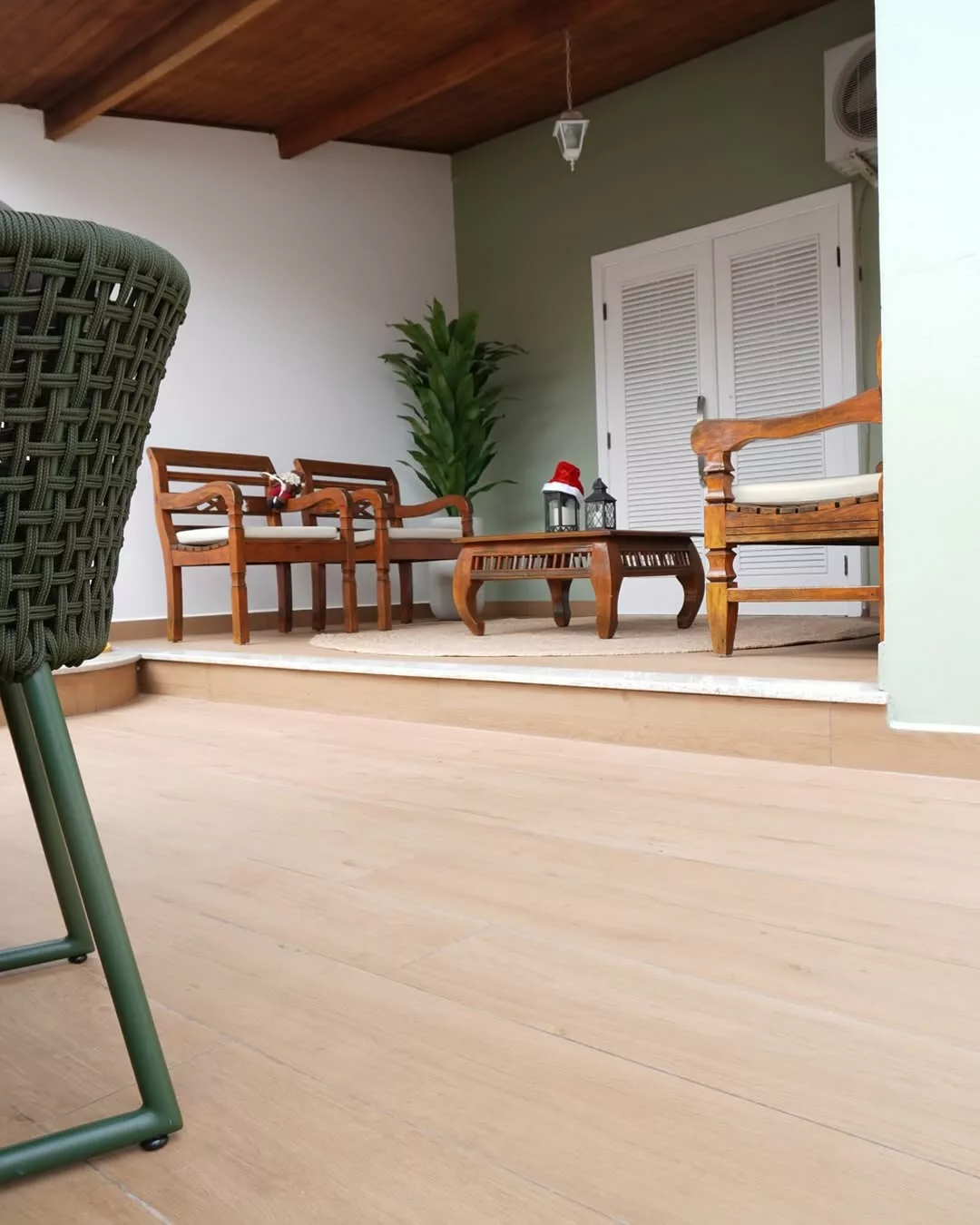 Piso de porcelanato que imita madeira: vale a pena? Veja vantagens e desvantagens