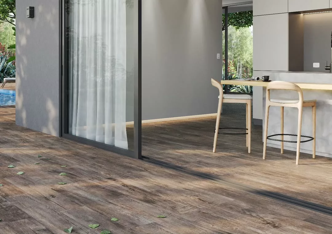 Piso de porcelanato que imita madeira: vale a pena? Veja vantagens e desvantagens