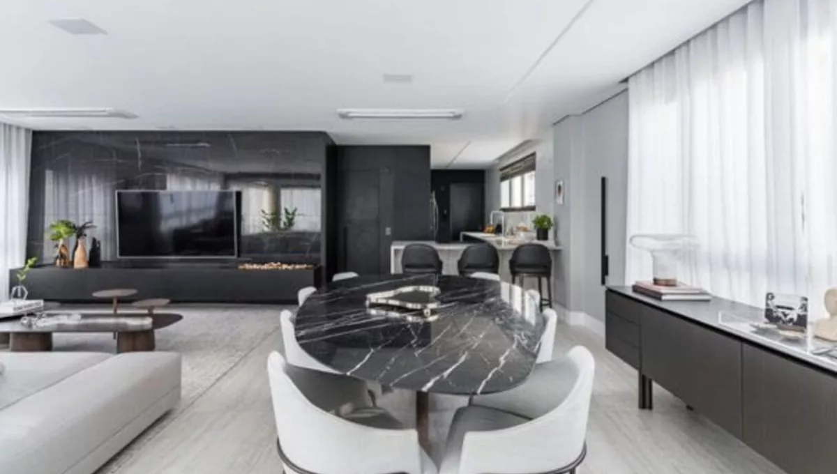 Realizada para um casal apaixonado pela monocromia do preto, este apartamento reformado por Ana Rozenblit, da Spaço Interior, conta com tons mais fechados em marcenaria (SCA Jardim Europa) e móveis, em contraponto às pedras em mesas e bancadas | Foto: Kadu Lopes