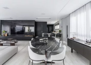Realizada para um casal apaixonado pela monocromia do preto, este apartamento reformado por Ana Rozenblit, da Spaço Interior, conta com tons mais fechados em marcenaria (SCA Jardim Europa) e móveis, em contraponto às pedras em mesas e bancadas | Foto: Kadu Lopes