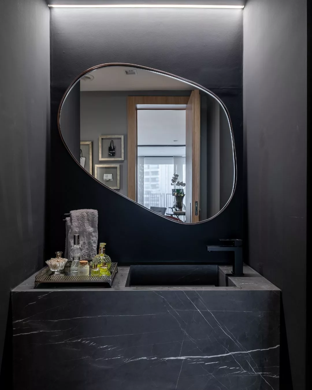 A elegância atemporal na combinação entre o preto e o cinza no décor