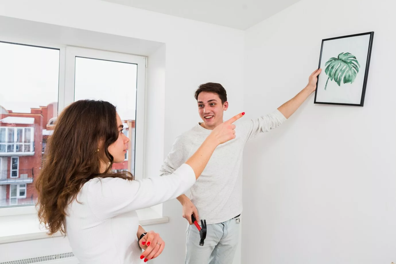 A altura perfeita para pendurar quadros e transformar o visual da sua casa