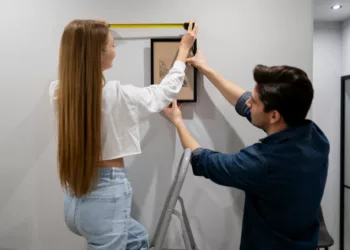 A altura perfeita para pendurar quadros e transformar o visual da sua casa