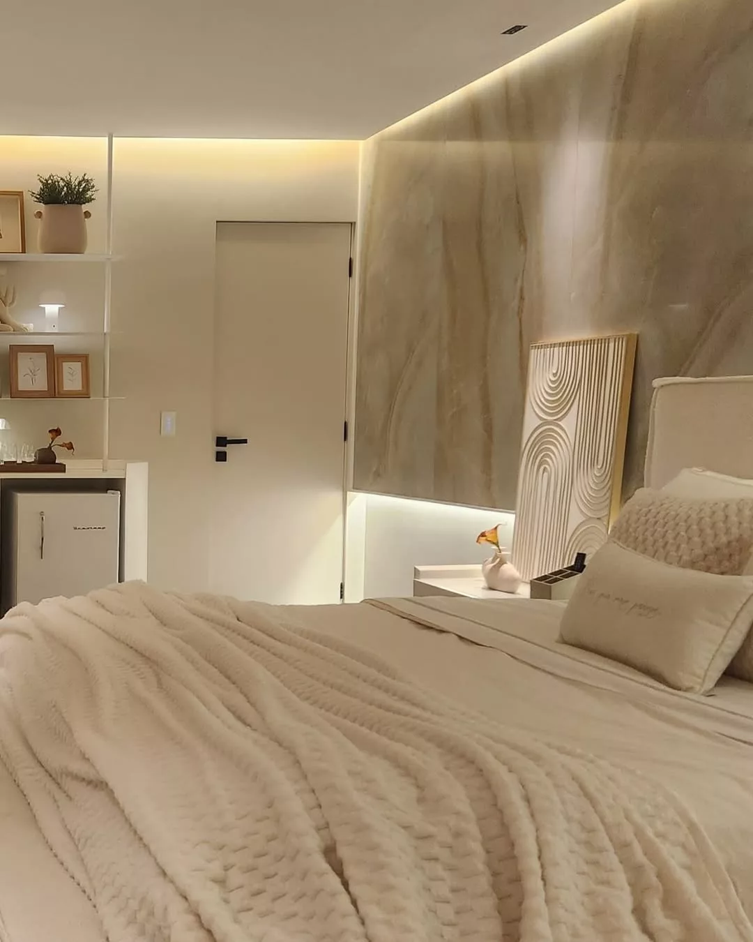 Como criar um quarto minimalista que transmite paz e aconchego