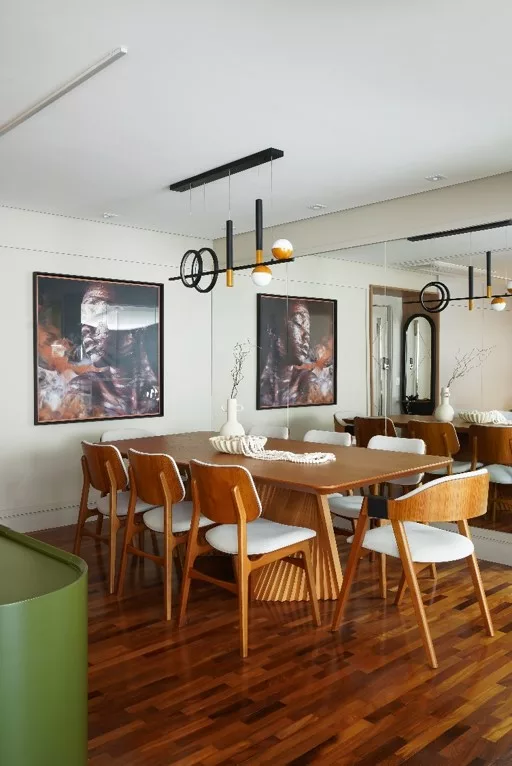 Reforma de apartamento explora dimensões generosas da varanda e agrega soluções como a inserção de um passa-prato na cozinha