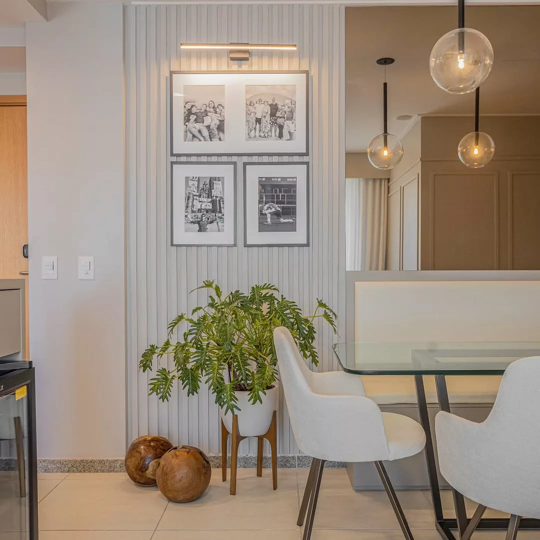 Painel ripado na sala de jantar: como usar para ampliar o espaço e valorizar a iluminação