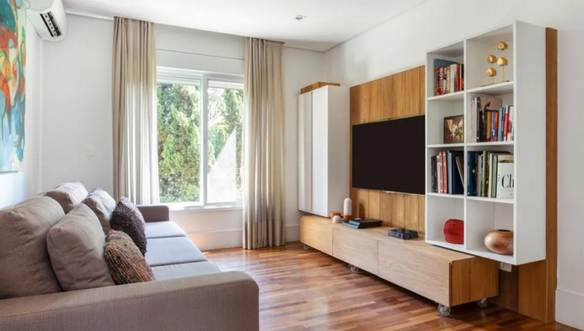 Para a dupla Danielle Dantas e Paula Passos, o segredo da sala de TV está na união entre ergonomia, tecnologia e aspectos individuais de cada morador | Projeto Dantas & Passos Arquitetura | Foto: Maura Mello