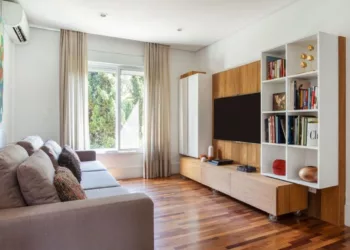 Para a dupla Danielle Dantas e Paula Passos, o segredo da sala de TV está na união entre ergonomia, tecnologia e aspectos individuais de cada morador | Projeto Dantas & Passos Arquitetura | Foto: Maura Mello