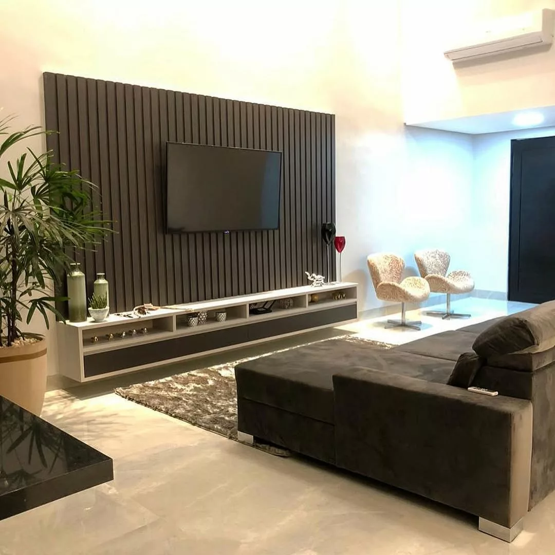 Painel de madeira ripada: por que virou o queridinho da sala de estar?