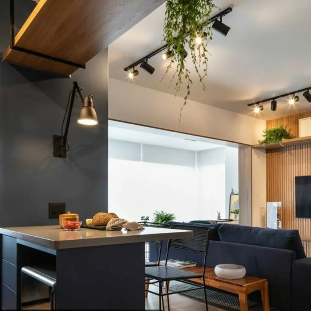 Como usar spots de trilho para destacar áreas específicas da sua casa