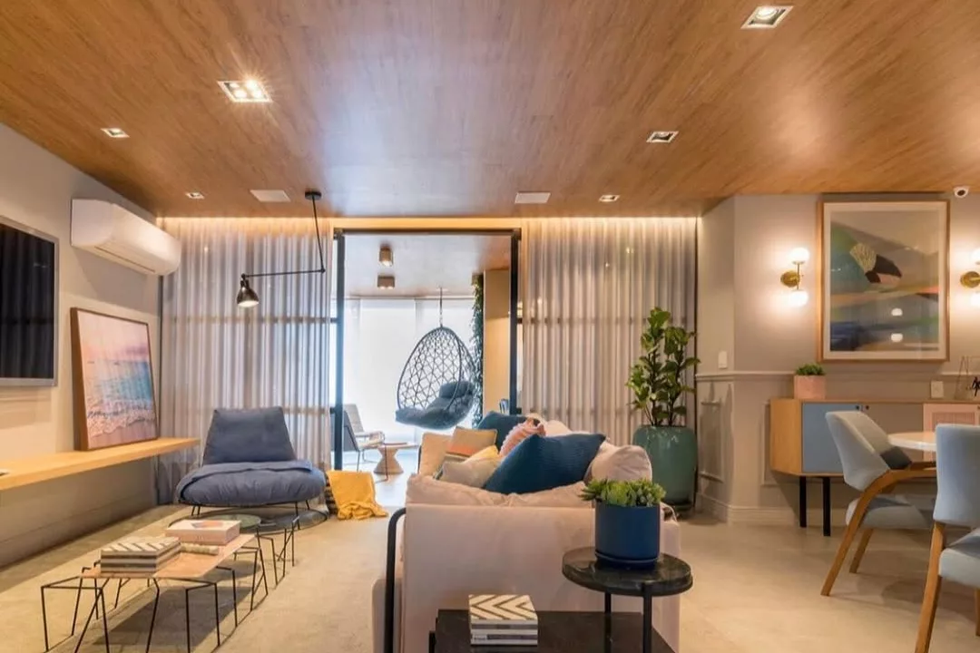O charme do teto de madeira: como aplicar na sala sem escurecer o ambiente