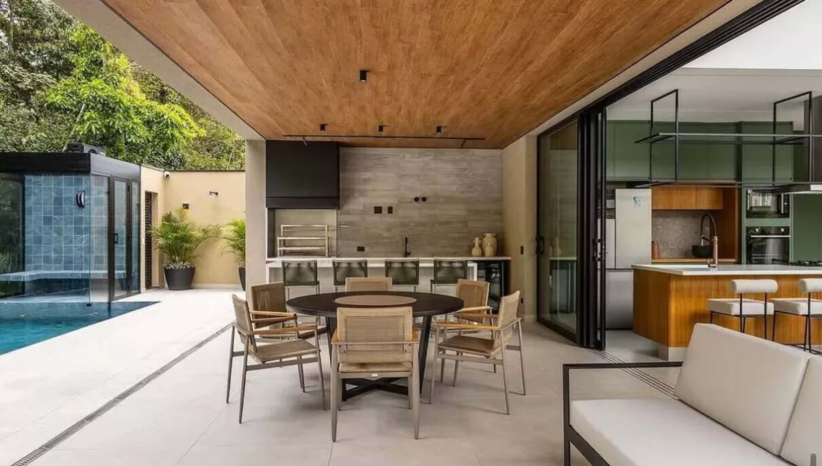 decoração com teto de madeira
