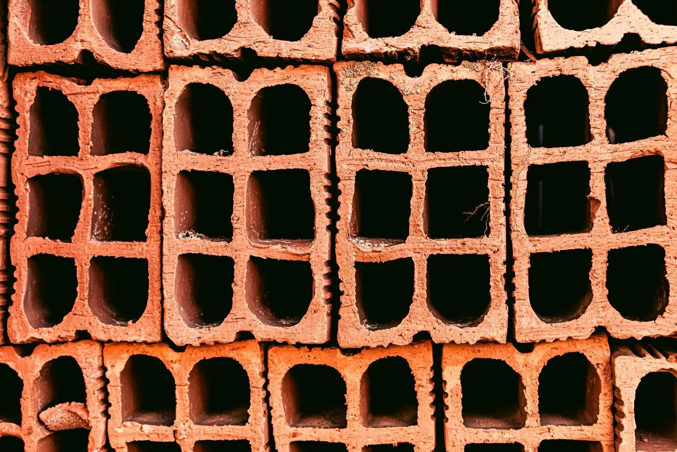 Qual tipo de tijolo usar na sua obra? Veja os modelos mais usados e onde aplicá-los