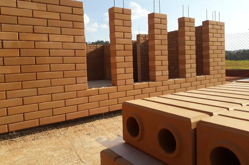 Qual tipo de tijolo usar na sua obra? Veja os modelos mais usados e onde aplicá-los