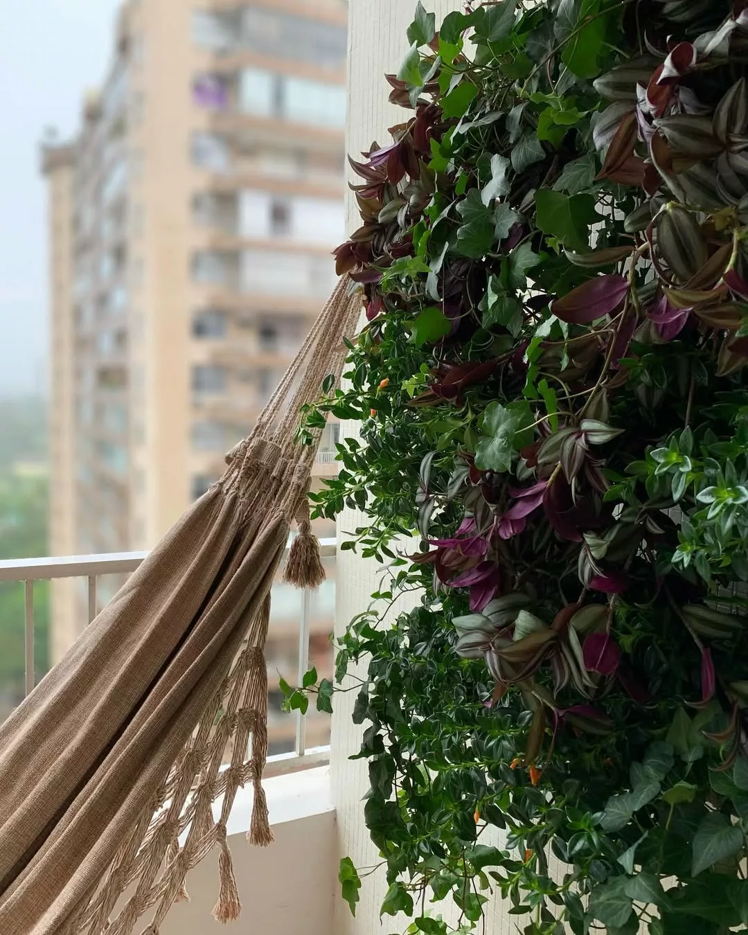 Varanda com cara de jardim: o segredo está nos vasos grandes e no paisagismo inteligente