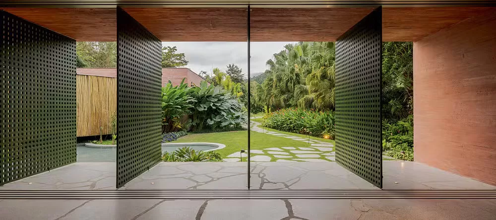 Arquitetura que toca o chão com leveza: casa em Paraty parece flutuar entre árvores