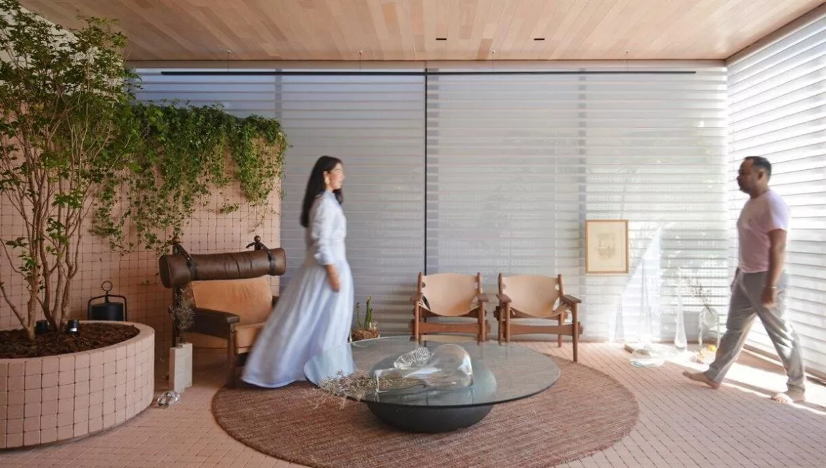 No ambiente “Refúgio da Vindima”, assinado pelo Studio Reis Arquitetura para a CASACOR Goiás 2025, o forro em Tauari Du Lait da Akafloor cria uma atmosfera acolhedora e sensorial, em harmonia com a paleta terrosa e os materiais naturais que compõem o espaço. Foto: Marcus Camargo.