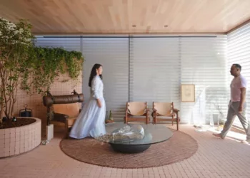 No ambiente “Refúgio da Vindima”, assinado pelo Studio Reis Arquitetura para a CASACOR Goiás 2025, o forro em Tauari Du Lait da Akafloor cria uma atmosfera acolhedora e sensorial, em harmonia com a paleta terrosa e os materiais naturais que compõem o espaço. Foto: Marcus Camargo.