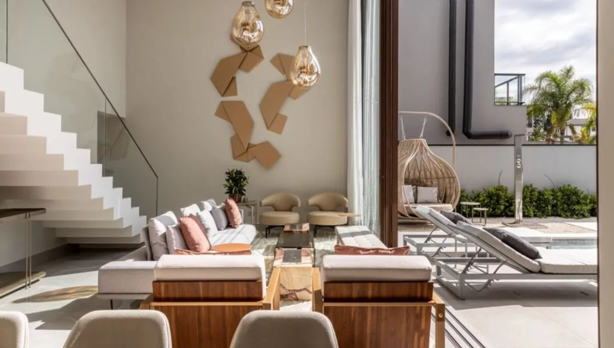 Alexandre Pasquotto e Mariana Meneghisso retratam a luz do sol como o primeiro gesto de acolhimento de uma casa. Como arquitetos, ambos afirmam que projetar lares a partir desse pensamento é respirar junto à natureza | Projeto Meneghisso & Pasquotto Arquitetura | Foto: JP Image