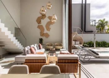 Alexandre Pasquotto e Mariana Meneghisso retratam a luz do sol como o primeiro gesto de acolhimento de uma casa. Como arquitetos, ambos afirmam que projetar lares a partir desse pensamento é respirar junto à natureza | Projeto Meneghisso & Pasquotto Arquitetura | Foto: JP Image