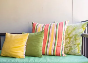 Como combinar a cor das almofadas com o sofá sem erro