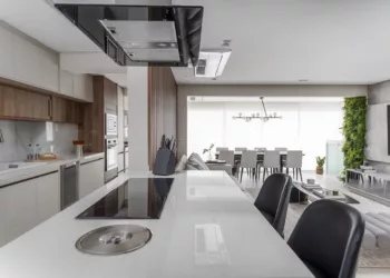 Nos projetos residenciais, a cozinha integrada deixou de ser um dilema, assim como nesse projeto realizado pelas arquitetas Fabiana Villegas e Gabriela Vilarrubia. Por aqui, a cozinha corredor ganhou uma península com múltiplas funções: além de receber o cooktop de indução, tornou-se bancada para refeições rápidas e uma área de interação quando os moradores recebem convidados | Projeto: Vilaville Arquitetura | Foto: JP Image