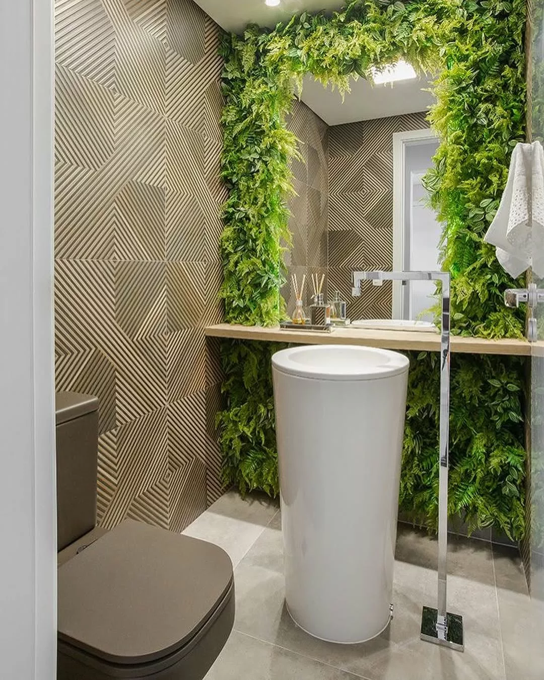 Banheiros com paredes verdes: tendência que une natureza e estilo
