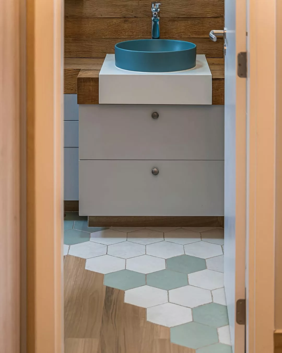 Banheiro com piso hexagonal: a tendência que une charme retrô e estilo moderno