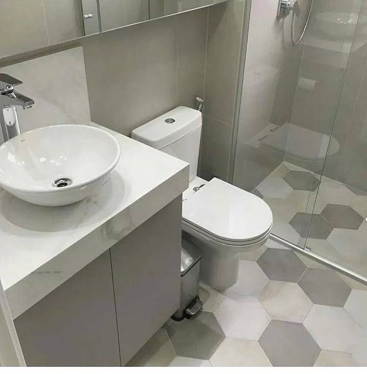 Banheiro com piso hexagonal: a tendência que une charme retrô e estilo moderno