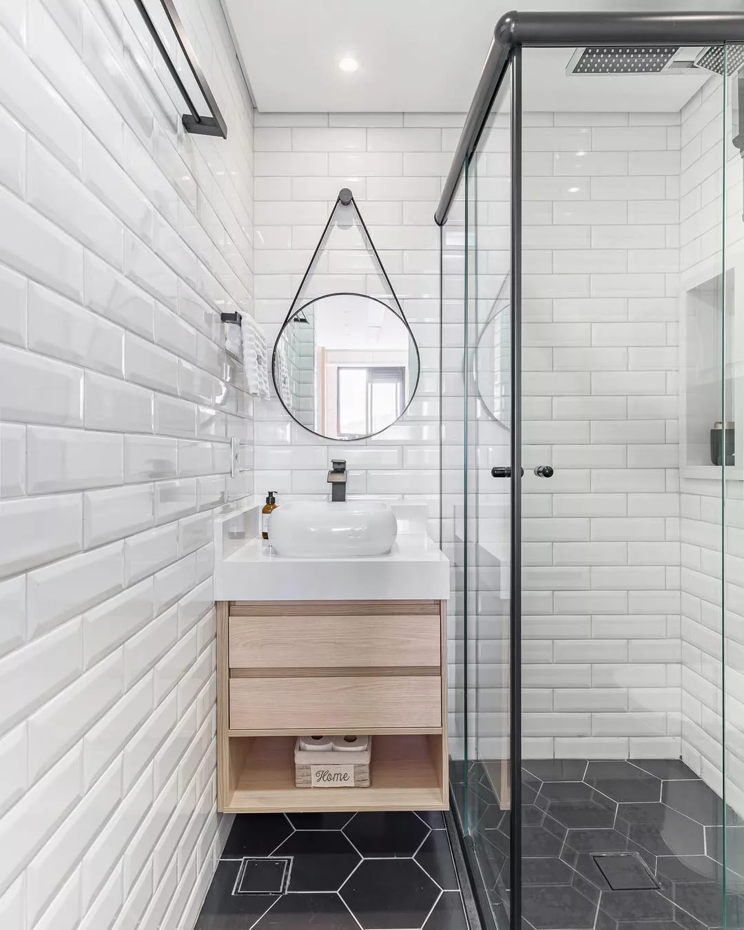 Banheiro com piso hexagonal: a tendência que une charme retrô e estilo moderno