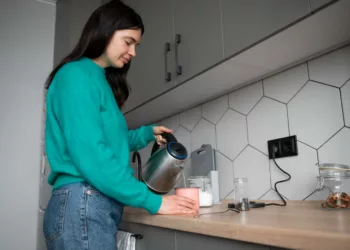 Chaleira elétrica vale a pena? Descubra os prós, contras e cuidados antes de comprar