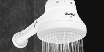 Como desentupir os furos do chuveiro e recuperar o jato forte em poucos passos