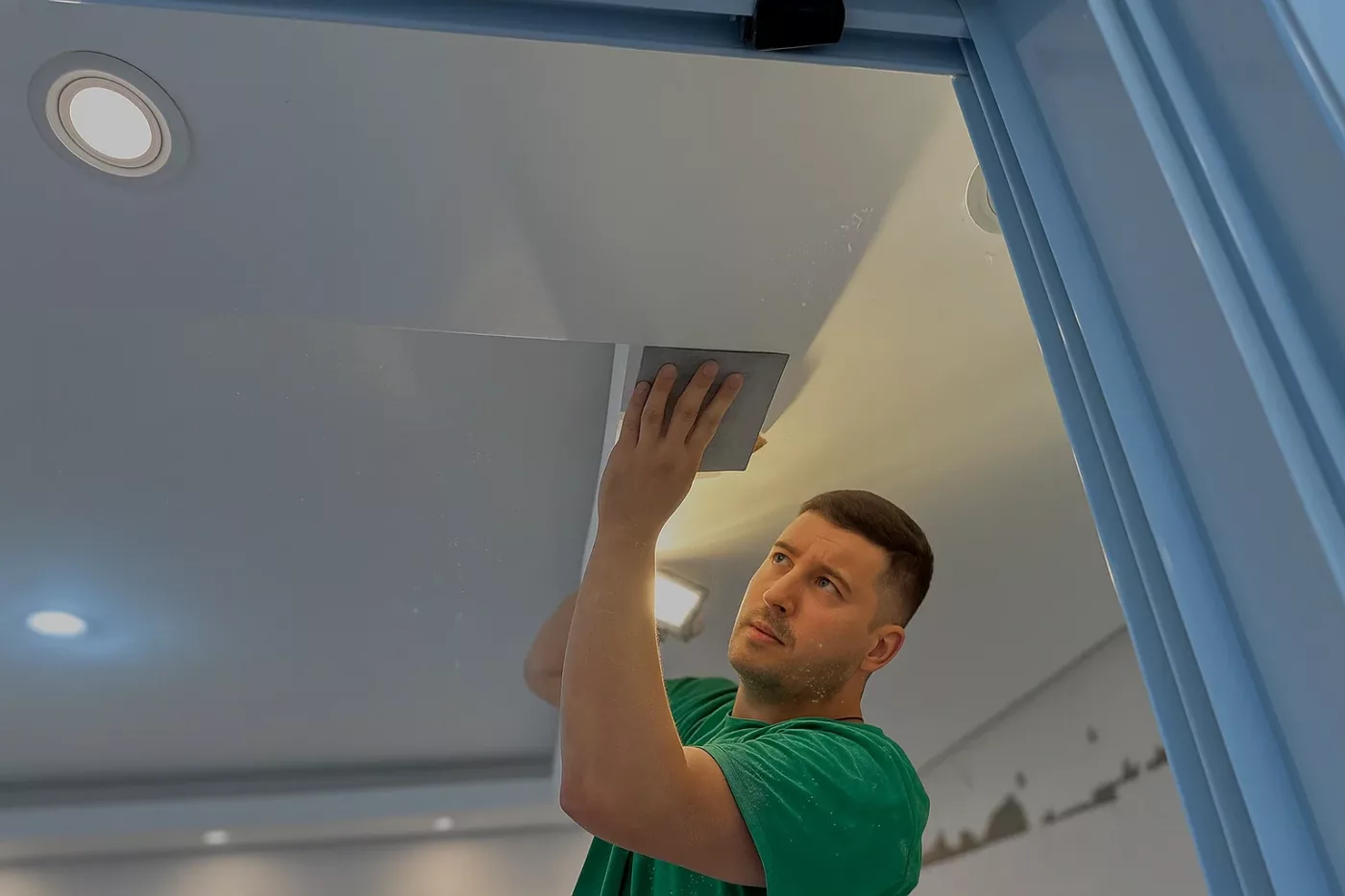 Como fazer teto de gesso? Aprenda o passo a passo que transforma qualquer ambiente com elegância