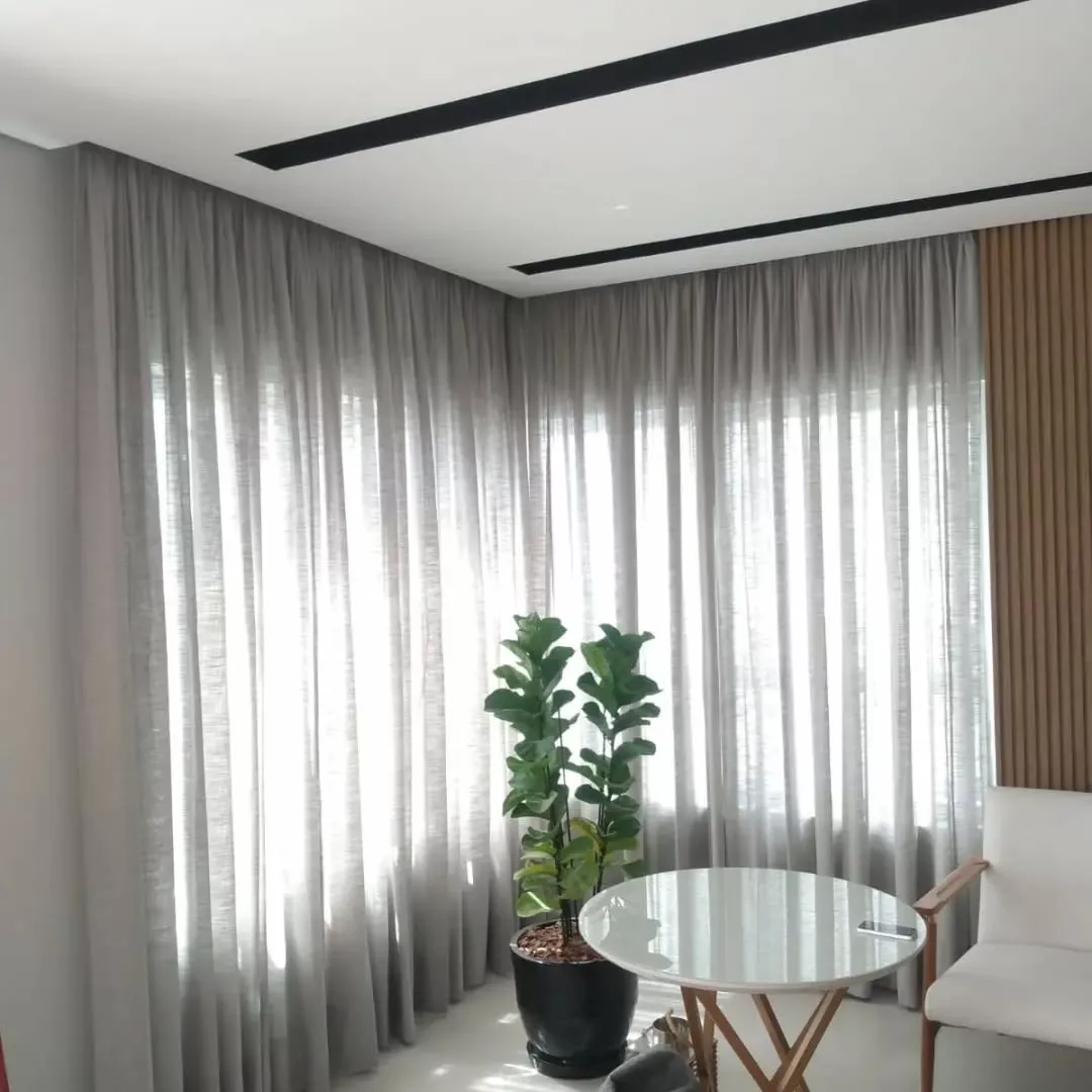 A diferença entre cortinas de trilho e varão — e como escolher a certa para cada cômodo