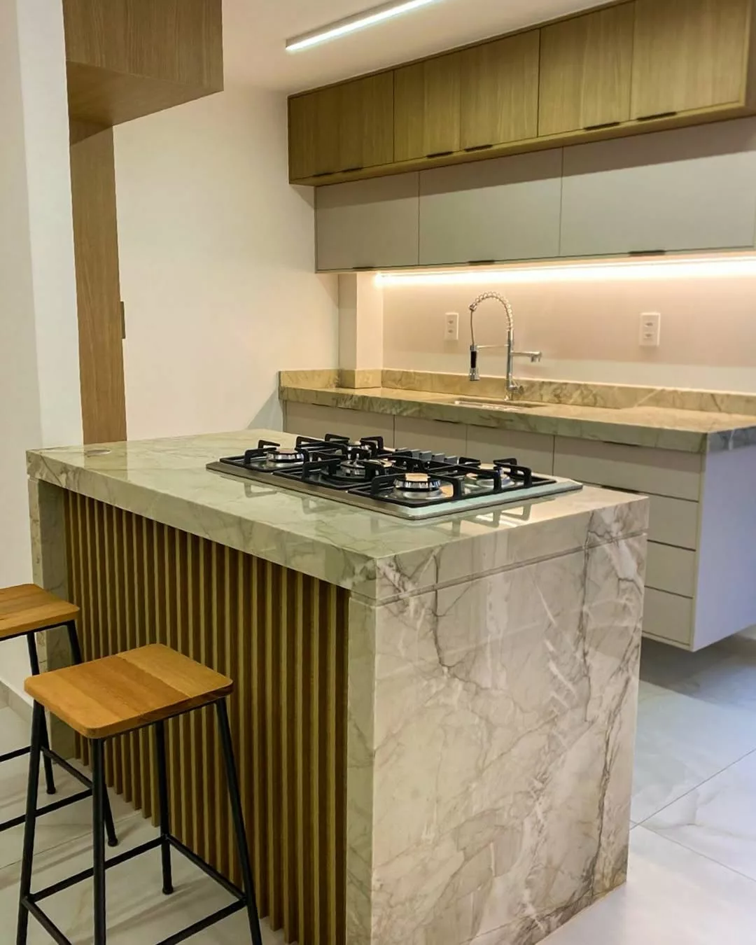 Cozinha com bancada de pedra natural: vale a pena investir?