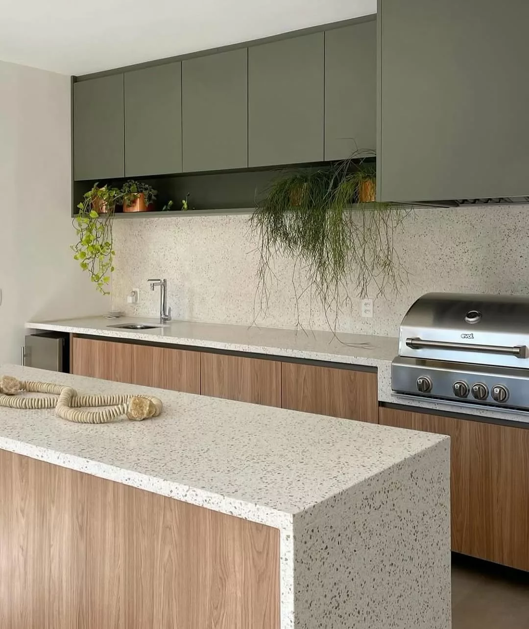 Cozinha com bancada de pedra natural: vale a pena investir?
